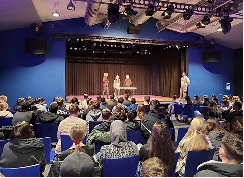 Schüler im Theaterstück in einer Aula Veranstaltung